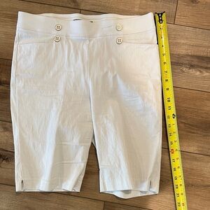 89th & Madison White Button-Accent Bermudas